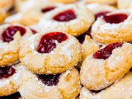 Рецепта Домашни сладки курабийки / бисквитки със сладко от малини и бадеми